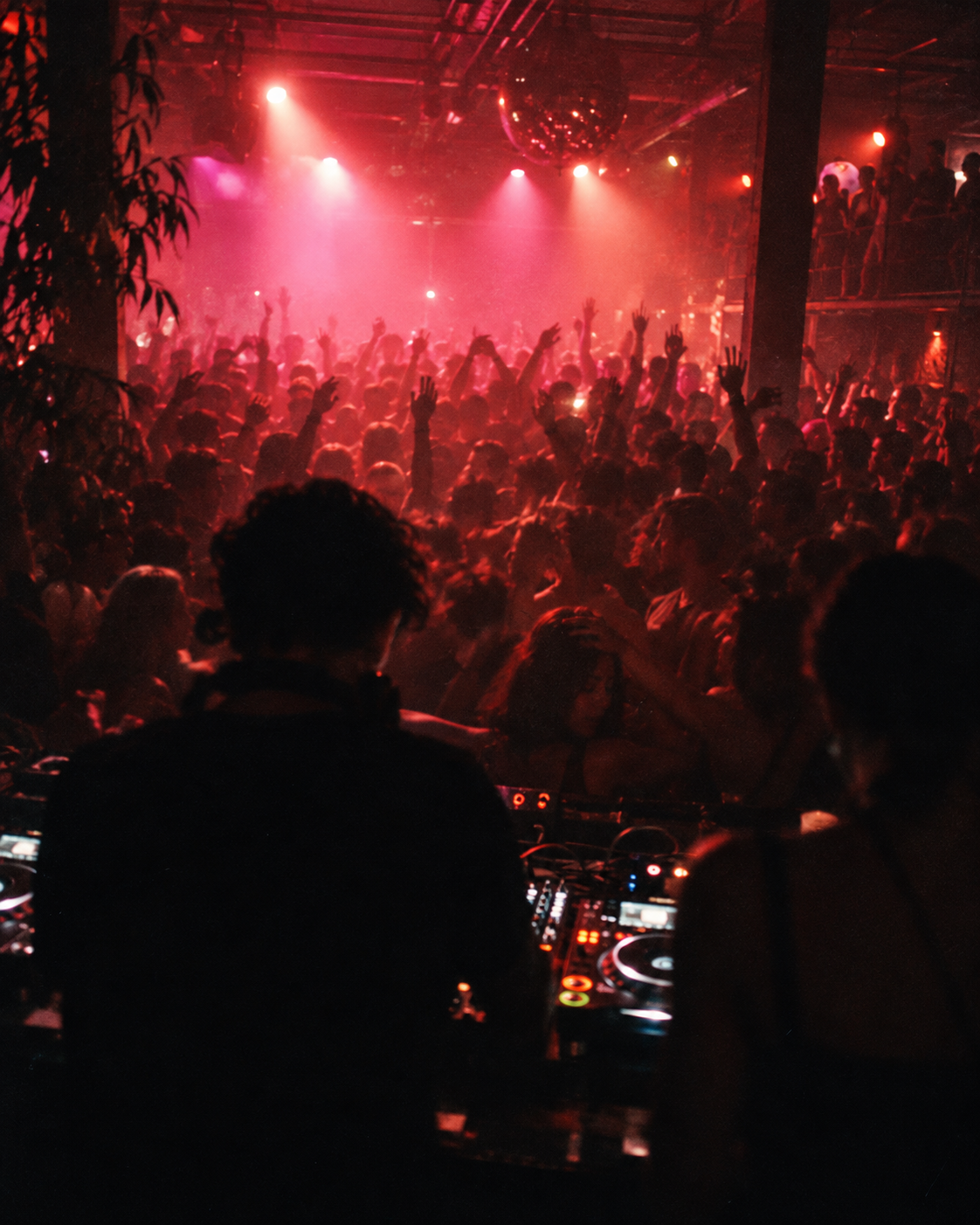 Volle Tanzfläche in einem Club, Blick vom DJ-Pult